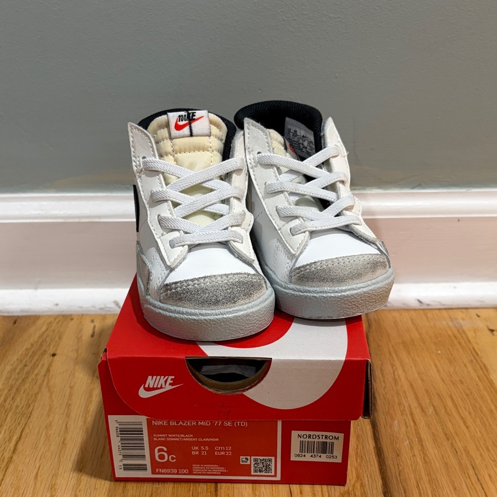 Nike Kids Blazer Mid '77 SE Sneakers - White and Gray